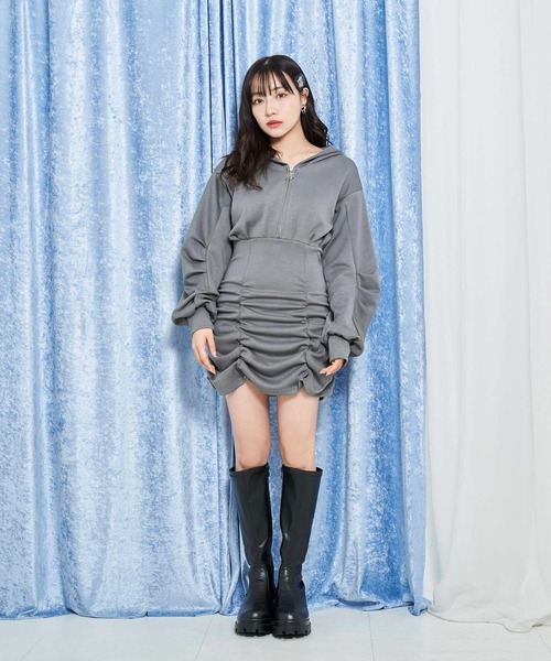 ANDGEEBEE（アンジービー）の「ドロストフーディーワンピ（ワンピース・レディース・チャコールグレー/ネイビー・FREE）」の3枚目の写真