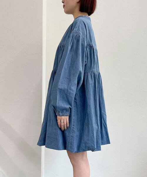 fredy emue(フレディエミュ)の「デニムバルーンチュニックワンピース(ワンピース・レディース・ネイビー/サックスブルー・38)」の21枚目の写真