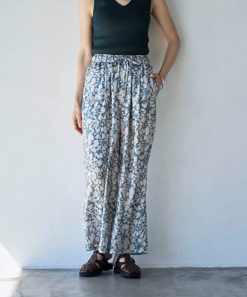 coen(コーエン)の「【RONEL】フラワープリントイージーパンツ(その他パンツ・レディース・グレー/ナチュラル・M/S)」の4枚目の写真