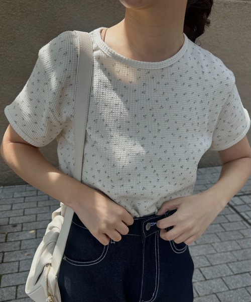 Amiur（エミレ）の「flower pattern waffle t shirt / フラワーパターンワッフルtシャツ（Tシャツ/カットソー・レディース・ホワイト/クリーム・FREE）」の2枚目の写真