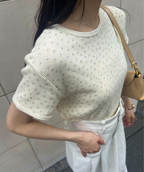 Amiur（エミレ）の「flower pattern waffle t shirt / フラワーパターンワッフルtシャツ（Tシャツ/カットソー・レディース・ホワイト/クリーム・FREE）」の6枚目の写真