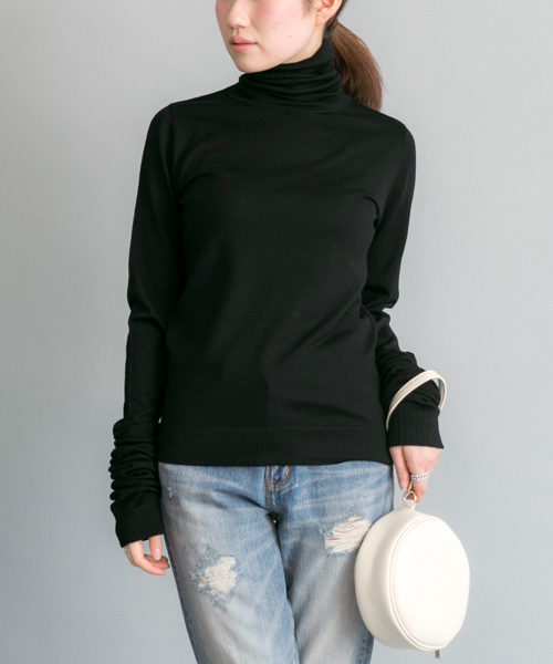 URBAN RESEARCH（アーバンリサーチ）の「UR ELIN HGAGE RIBED CUFF TURTLE（ニット/セーター・レディース・ホワイト/ブラック・36）」の2枚目の写真