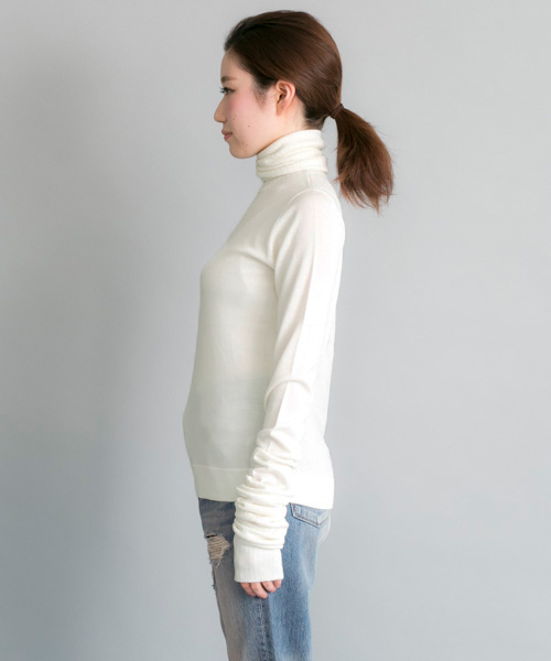 URBAN RESEARCH（アーバンリサーチ）の「UR ELIN HGAGE RIBED CUFF TURTLE（ニット/セーター・レディース・ホワイト/ブラック・36）」の6枚目の写真