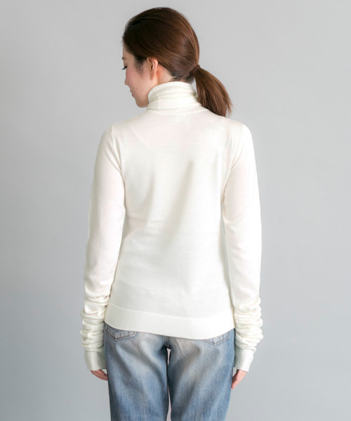 URBAN RESEARCH（アーバンリサーチ）の「UR ELIN HGAGE RIBED CUFF TURTLE（ニット/セーター・レディース・ホワイト/ブラック・36）」の9枚目の写真