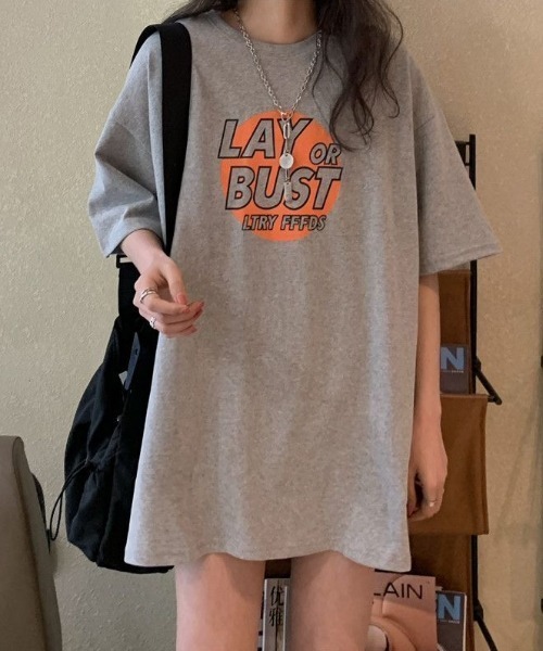 SHEENA(シーナ)の「LAY or BUSTロゴプリントルーズTシャツ(Tシャツ/カットソー・レディース・オレンジ/グレー/ブラック・M)」の2枚目の写真
