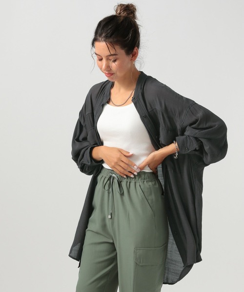 BAYFLOW（ベイフロー）の「[透け感が涼しげ]シアースラブロングシャツ（シャツ/ブラウス・レディース・チャコール/オフホワイト/ブルーグリーン・FREE）」の2枚目の写真