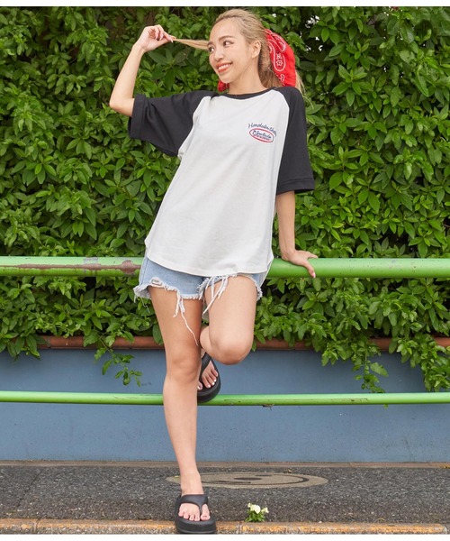 anap mimpi（アナップミンピ）の「メッセージ刺繍 ラグラン 配色 コットン ビッグTシャツ 半（Tシャツ/カットソー・レディース・ダークグレー/ブラック・FREE）」の6枚目の写真