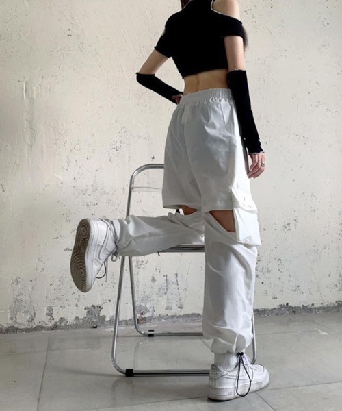 Nia(ニア)の「Nia(ニア)/カットアウト ワイドストリートパンツ(カーゴパンツ・レディース・ホワイト/ブラック・LARGE/MEDIUM/SMALL)」の4枚目の写真