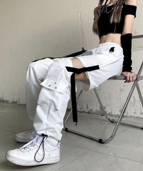 Nia(ニア)の「Nia(ニア)/カットアウト ワイドストリートパンツ(カーゴパンツ・レディース・ホワイト/ブラック・LARGE/MEDIUM/SMALL)」の7枚目の写真