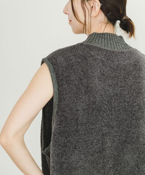 ITEMS URBANRESEARCH（アイテムズ アーバンリサーチ）の「ブークレハイネックベスト（ニット/セーター・レディース・ライトカーキ/チャコールグレー/オフホワイト・FREE）」の5枚目の写真