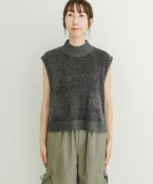 ITEMS URBANRESEARCH（アイテムズ アーバンリサーチ）の「ブークレハイネックベスト（ニット/セーター・レディース・ライトカーキ/チャコールグレー/オフホワイト・FREE）」の10枚目の写真