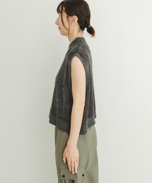 ITEMS URBANRESEARCH（アイテムズ アーバンリサーチ）の「ブークレハイネックベスト（ニット/セーター・レディース・ライトカーキ/チャコールグレー/オフホワイト・FREE）」の11枚目の写真