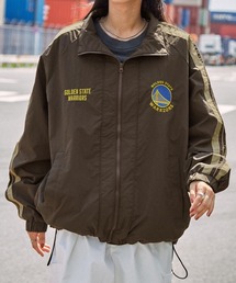 NBA（エヌビーエー）の「NBA/エヌビーエー 別注 チームロゴ刺繍  サイドライン オーバーサイズドロスト撥水ナイロントラックブルゾン（ブルゾン）」