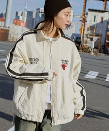 NBA（エヌビーエー）の「NBA/エヌビーエー 別注 チームロゴ刺繍  サイドライン オーバーサイズドロスト撥水ナイロントラックブルゾン（ブルゾン）」