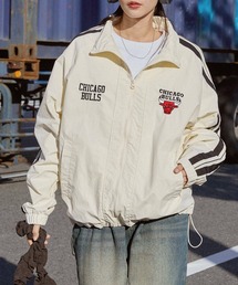 NBA（エヌビーエー）の「NBA/エヌビーエー 別注 チームロゴ刺繍  サイドライン オーバーサイズドロスト撥水ナイロントラックブルゾン（ブルゾン）」