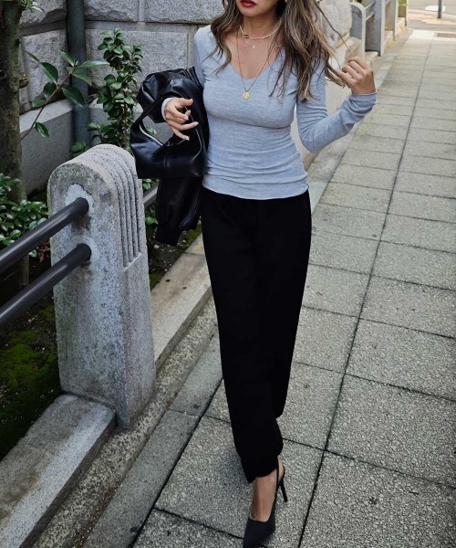 esutoreja（エストレジャ）の「Vネックシンプルトップス（Tシャツ/カットソー・レディース・ブラック/グレー/ホワイト/チャコール・FREE）」の7枚目の写真