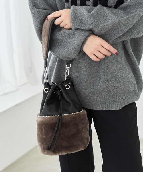 LE TALON(ルタロン)の「MARCO MASI / マルコマージ スタッズムートンバッグ(クラッチバッグ・レディース・ベージュ/ブラック・FREE)」の2枚目の写真