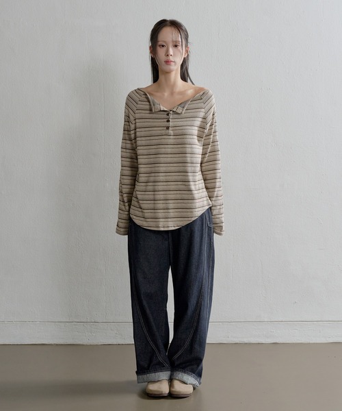 UNE MANSION(ユヌマンション)の「ムードオフショルダーボタンストライプルーズフィットカットソー(Tシャツ/カットソー・レディース・ベージュ/チャコール・FREE)」の20枚目の写真