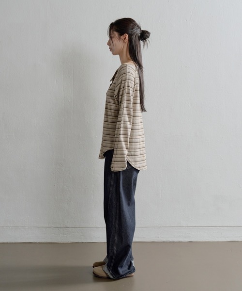 UNE MANSION(ユヌマンション)の「ムードオフショルダーボタンストライプルーズフィットカットソー(Tシャツ/カットソー・レディース・ベージュ/チャコール・FREE)」の19枚目の写真