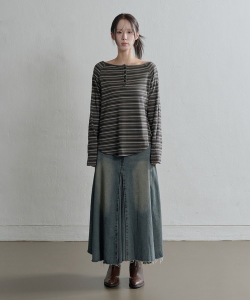 UNE MANSION(ユヌマンション)の「ムードオフショルダーボタンストライプルーズフィットカットソー(Tシャツ/カットソー・レディース・ベージュ/チャコール・FREE)」の6枚目の写真