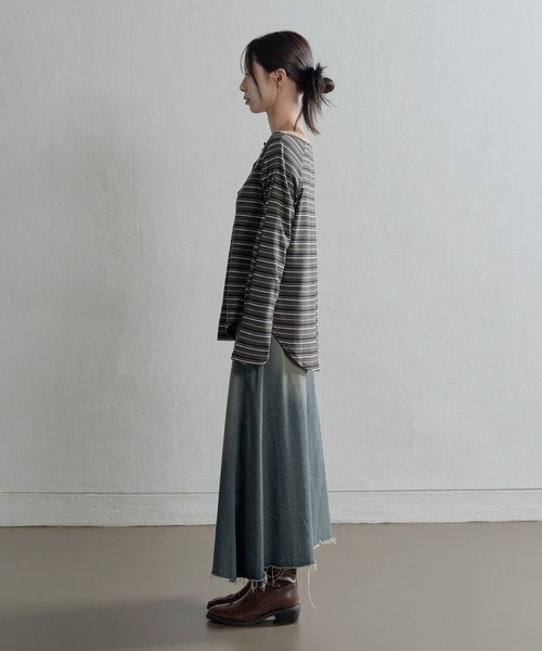 UNE MANSION(ユヌマンション)の「ムードオフショルダーボタンストライプルーズフィットカットソー(Tシャツ/カットソー・レディース・ベージュ/チャコール・FREE)」の11枚目の写真