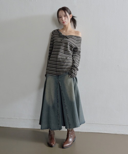 UNE MANSION(ユヌマンション)の「ムードオフショルダーボタンストライプルーズフィットカットソー(Tシャツ/カットソー・レディース・ベージュ/チャコール・FREE)」の5枚目の写真