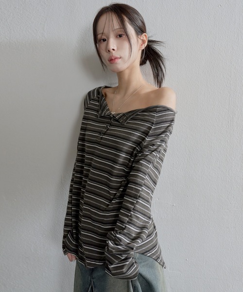 UNE MANSION(ユヌマンション)の「ムードオフショルダーボタンストライプルーズフィットカットソー(Tシャツ/カットソー・レディース・ベージュ/チャコール・FREE)」の12枚目の写真