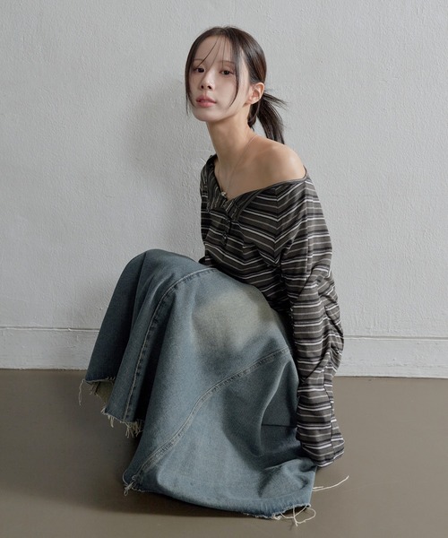 UNE MANSION(ユヌマンション)の「ムードオフショルダーボタンストライプルーズフィットカットソー(Tシャツ/カットソー・レディース・ベージュ/チャコール・FREE)」の4枚目の写真