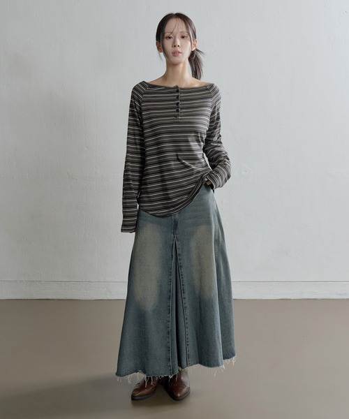 UNE MANSION(ユヌマンション)の「ムードオフショルダーボタンストライプルーズフィットカットソー(Tシャツ/カットソー・レディース・ベージュ/チャコール・FREE)」の7枚目の写真