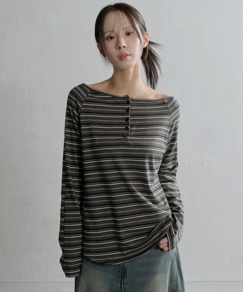 UNE MANSION(ユヌマンション)の「ムードオフショルダーボタンストライプルーズフィットカットソー(Tシャツ/カットソー・レディース・ベージュ/チャコール・FREE)」の3枚目の写真