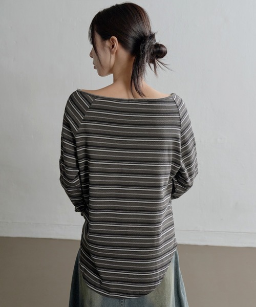 UNE MANSION(ユヌマンション)の「ムードオフショルダーボタンストライプルーズフィットカットソー(Tシャツ/カットソー・レディース・ベージュ/チャコール・FREE)」の18枚目の写真