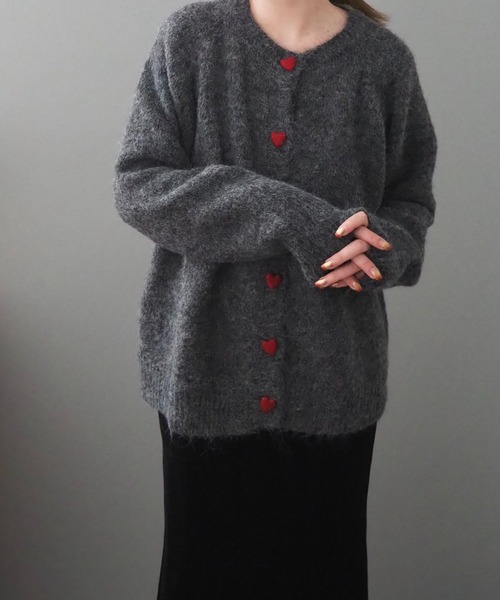 LAULEN（ローレン）の「heart button knit cardigan /ハートボタンニットカーディガン（カーディガン/ボレロ・レディース・アイボリー/チャコールグレー/ピンク・FREE）」の6枚目の写真