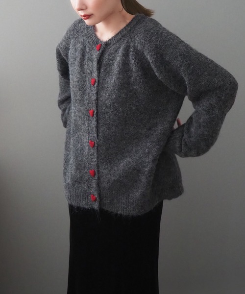 LAULEN（ローレン）の「heart button knit cardigan /ハートボタンニットカーディガン（カーディガン/ボレロ・レディース・アイボリー/チャコールグレー/ピンク・FREE）」の5枚目の写真