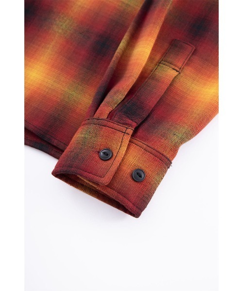 WOKE EDGE（ウォークエッジ）の「ロングスリーブ｜Ombre Shadow Check Shirt｜WOKE EDGE（シャツ/ブラウス・メンズ・ブルー/レッド・M/L/XL）」の8枚目の写真