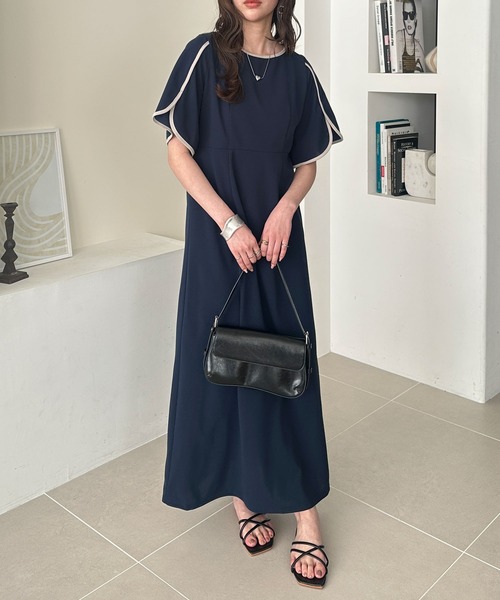 GeeRA（ジーラ）の「スリット入り配色フレアースリーブワンピース（ワンピース・レディース・ネイビー/ブラック・LARGE/X-LARGE/MEDIUM）」の2枚目の写真