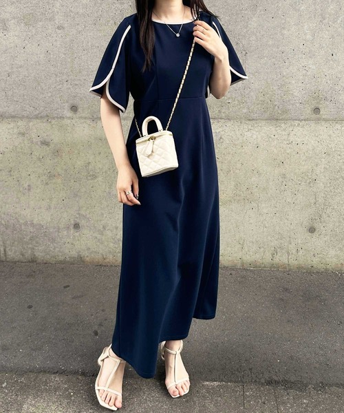 GeeRA（ジーラ）の「スリット入り配色フレアースリーブワンピース（ワンピース・レディース・ネイビー/ブラック・LARGE/X-LARGE/MEDIUM）」の14枚目の写真