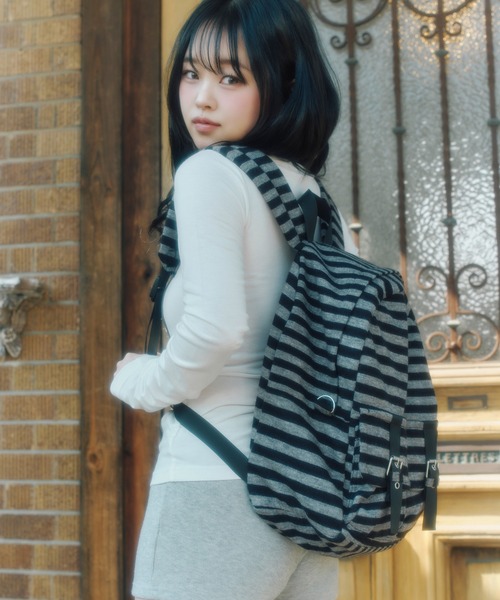 FCMM（エフシーエムエム）の「【日本限定】STRIPED BAG/ストライプバッグ（バックパック/リュック・レディース・アイボリー/グレー・FREE）」の11枚目の写真