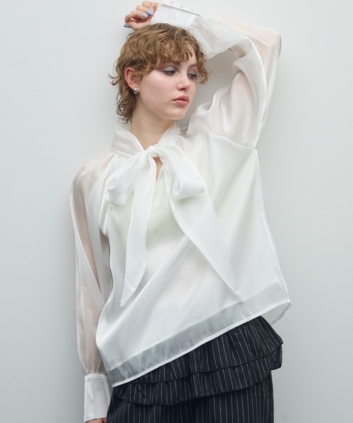 uyu.（ウユ）の「シルクタッチパフスリーブボウタイブラウス【uyu,/ウユ】（シャツ/ブラウス・レディース・ブラック/アイボリー・FREE）」の17枚目の写真