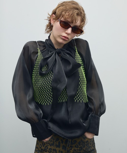 uyu.（ウユ）の「シルクタッチパフスリーブボウタイブラウス【uyu,/ウユ】（シャツ/ブラウス・レディース・ブラック/アイボリー・FREE）」の9枚目の写真