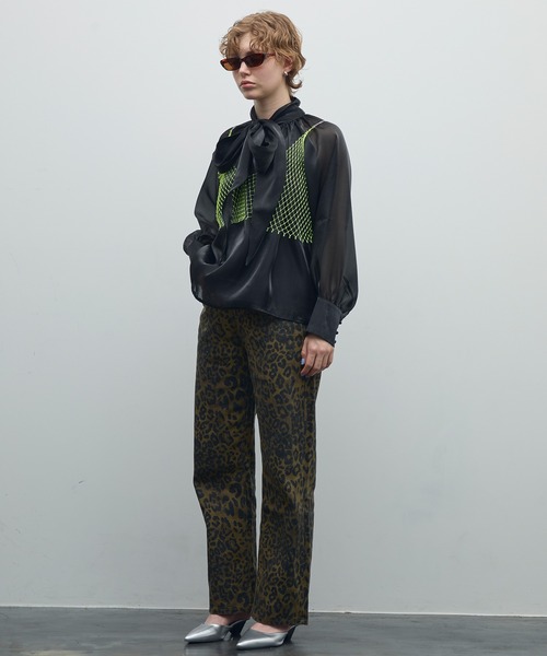 uyu.（ウユ）の「シルクタッチパフスリーブボウタイブラウス【uyu,/ウユ】（シャツ/ブラウス・レディース・ブラック/アイボリー・FREE）」の4枚目の写真