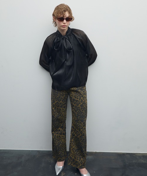 uyu.（ウユ）の「シルクタッチパフスリーブボウタイブラウス【uyu,/ウユ】（シャツ/ブラウス・レディース・ブラック/アイボリー・FREE）」の7枚目の写真