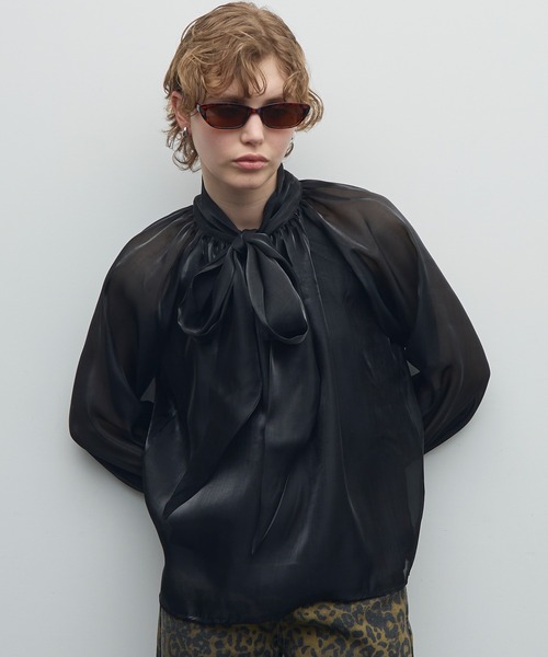 uyu.（ウユ）の「シルクタッチパフスリーブボウタイブラウス【uyu,/ウユ】（シャツ/ブラウス・レディース・ブラック/アイボリー・FREE）」の10枚目の写真