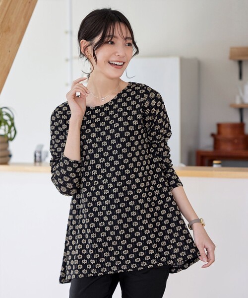 Tiaclasse(ティアクラッセ)の「花柄カットレースフレアトップス(Tシャツ/カットソー・レディース・ブラック系/ブラック/オフホワイト/ベージュ系・XL/XXL)」の3枚目の写真