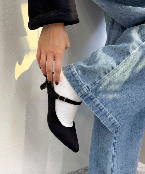 fredy emue（フレディエミュ）の「【販売後5分で完売！/haruセレクト】フェイクスエードアンクルベルトヒール（パンプス・レディース・ブラック・M/L/S）」の2枚目の写真