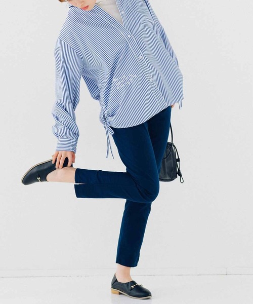 Live in comfort(リブインコンフォート)の「リブ イン コンフォート こっそり刺しゅうがかわいい サイドドロストストライプシャツ(シャツ/ブラウス・レディース・ブラック/ブルー・L/M/LL/3L/S)」の4枚目の写真