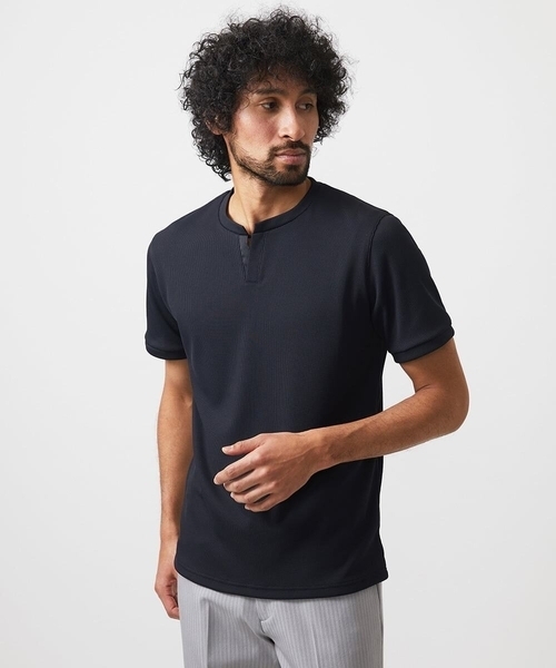MICHEL KLEIN HOMME (ミッシェルクランオム)の「《日本製》キーネック半袖カットソー(Tシャツ/カットソー・メンズ・ブラック/ホワイト・MEDIUM/LARGE/X-LARGE)」の1枚目の写真