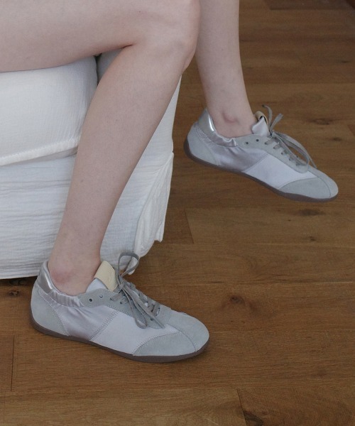 無料配送 ◆clor ◆ SCRUNCH LACEUP FLAT SNEAKERS SCRUNCH LACE UP FLAT SNEAKERS（スニーカー）｜clor（クロル
