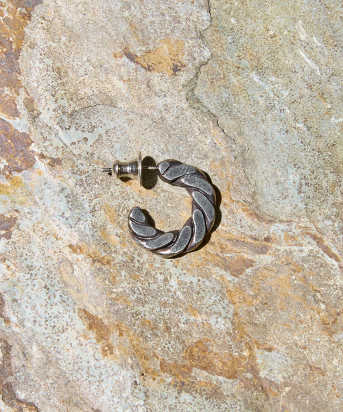 HARIM（ハリム）の「HARIM ハリム / PRESS PIERCE 2 シルバー925プレスピアス オキシデーション 片耳用 / HRA062 SINGLE OX（ピアス（片耳用）・メンズ・シルバー・FREE）」の4枚目の写真