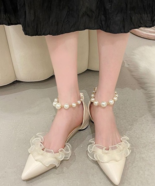 Lace Ladies(レースレディース)の「ポインテッドトゥ フリル パール アンクルストラップ パンプス(パンプス・レディース・ブラック/アイボリー・22.5cm/23cm/23.5cm/24cm/24.5cm)」の2枚目の写真