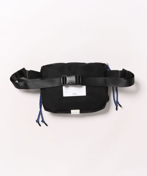A.P.C.（アーペーセー）の「BANANE TREK（ボディバッグ/ウエストポーチ・メンズ・ブラック・ONESIZE）」の5枚目の写真